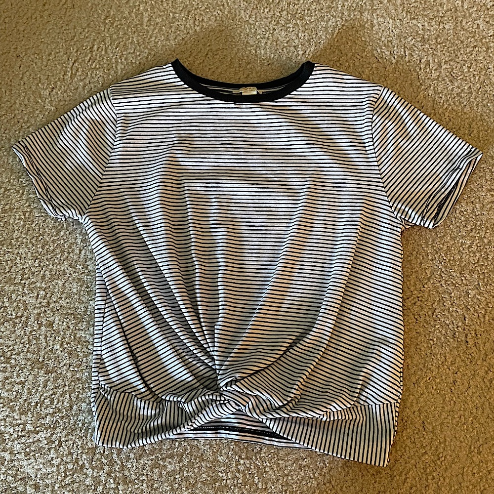 Forever 21 girls Black and White striped cotton tee. Includes tie at the bottom